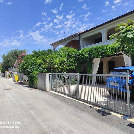 Apartment House Vir-To-All Esterno foto
